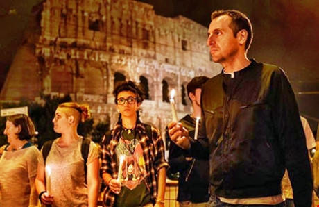 Đêm canh thức tại Rome (Ý) tưởng nhớ các nạn nhân vụ thảm sát ở Orlando. Ảnh: AFP