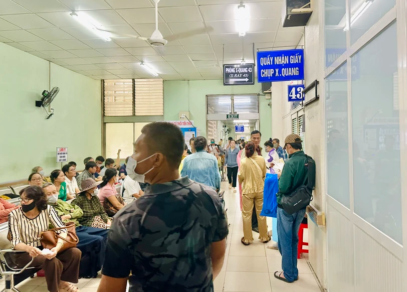 Bệnh nhân chờ chụp x-quang tại 1 bệnh viện ở TP.HCM. 