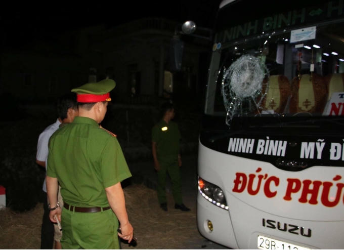 Được biết, vào ngày 7/7/2015, tại xã Thanh Phong, huyện Thanh Liêm, tỉnh Hà Nam cũng đã xảy ra vụ ném đá xe khách tương tự, làm một nữ hành khách bị thương.