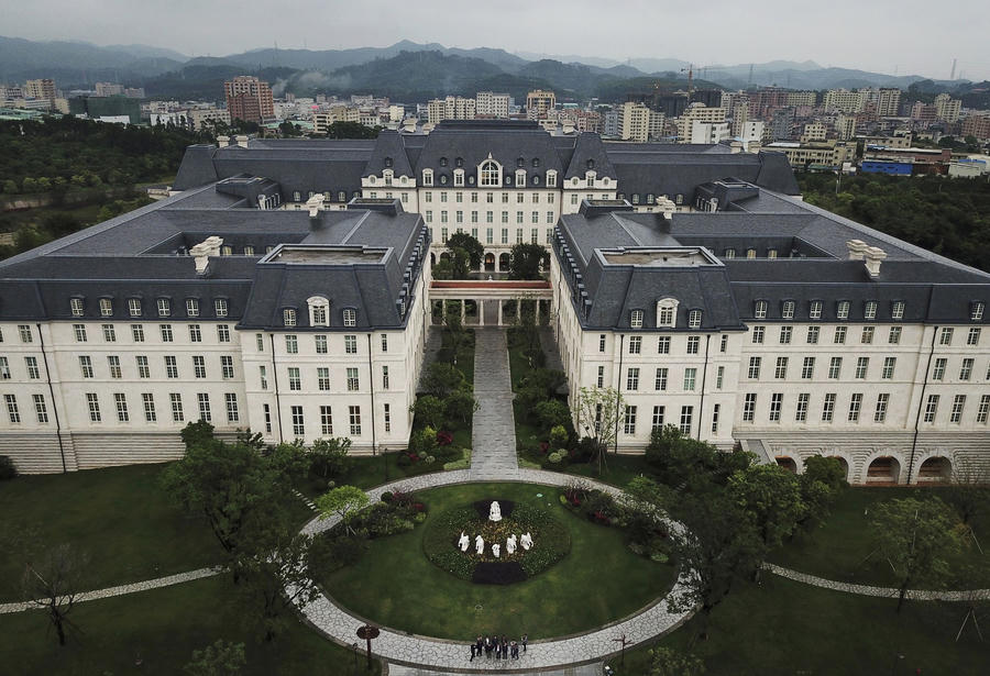 Đại bản doanh tỉ đô của Huawei: Gần 60.000 nhân viên không dùng tiền mặt, ngắm thiên nga đen và chụp ảnh sống ảo khi rảnh rỗi - Ảnh 5.