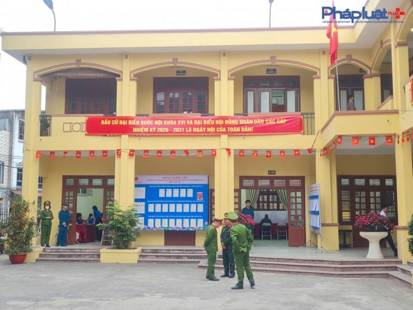 Lực lượng an ninh được bố trí dày đặc tại các điểm, Tổ bầu cử đảm bảo an ninh, an toàn cho sự kiện lớn của địa phương.