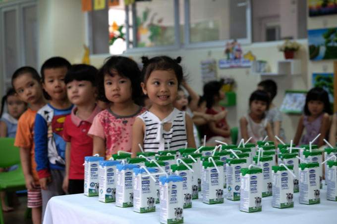 Các em học sinh hào hứng trong giờ uống sữa học đường.