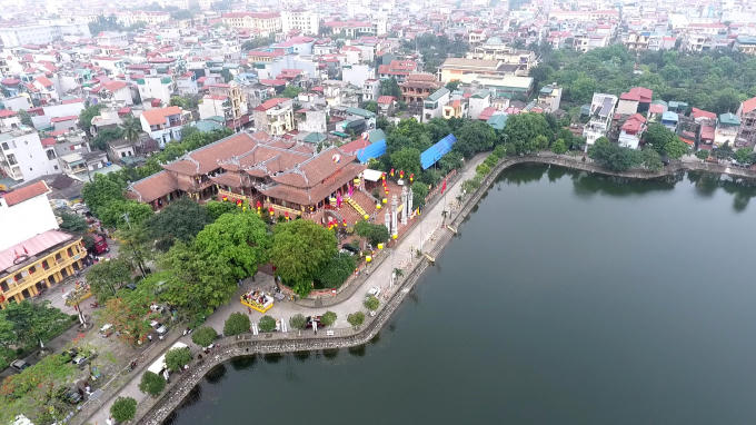 Chùa Bầu - điểm khởi hành của hơn 400 xe hoa rước tượng Phật, diễu hành có tên chữ là Thiên Bảo Tự, tọa lạc tại đường Nguyễn Văn Trỗi, phường Hai Bà Trưng, TP Phủ Lý, tỉnh Hà Nam. Theo tài liệu cũ, chùa Bầu đã có trên 1.000 năm tuổi nằm trong quần thể làng Bầu, vực Bầu và chợ Bầu ngày nay. Đây là nơi sinh hoạt văn hóa tâm linh của nhiều thế hệ, của phật tử xã Châu Cầu (xưa) và TP Phủ Lý,  Hà Nam (ngày nay).