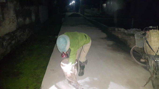 Nghề bắt chão chuộc đem lại nguồn thu nhập ổn định.