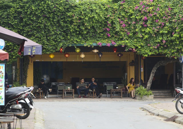 Còn tại khu vực phường Văn Quán (Hà Đông, Hà Nội), các quán cà phê cũng mở cửa từ rất sớm để đón khách.