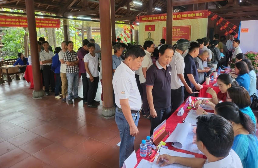 Không khí bầu cử đại biểu Quốc hội khóa XVI và đại biểu HĐND các cấp nhiệm kỳ 2026-2031 tại khu vực bỏ phiếu số 01, phường Dĩ An diễn ra nghiêm túc, trật tự.