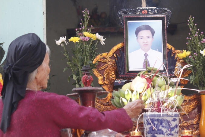 Người dân thắp hương cầu cho linh hồn nạn nhân được an nghỉ.