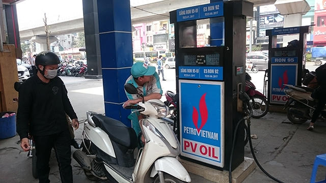 Theo quy định, từ ngày 1-7 tới đây các cửa hàng bán xăng dầu phải gắn thiết bị in chứng từ cho khách. (Ảnh: Thư Hoàng)