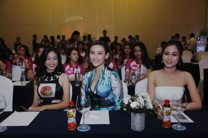 Siêu mẫu Võ Hoàng Yến (giữa) và Hoa khôi VMU 2014 Hoàng Thị Phương Thảo (bìa phải) góp mặt trong buổi họp báo.