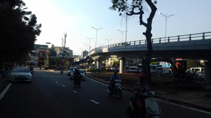 Cầu vượt nhìn từ đường Nghi Tàm.