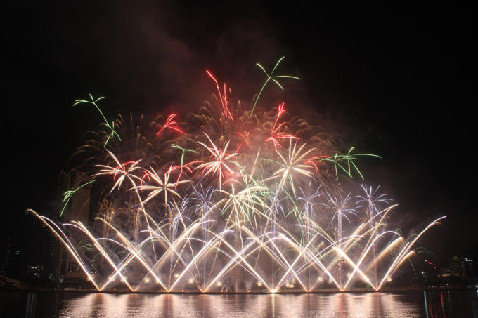 Đội Mỹ bắn cùng 6.000 quả pháo cho phần thi của mình.