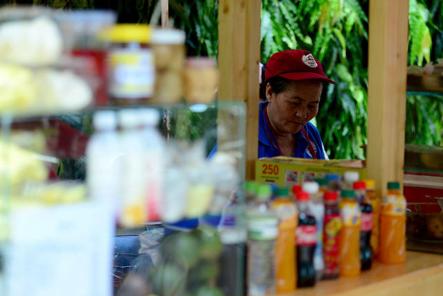 Các gian hàng bày bán đủ loại món ăn đến nước uống và đồ ăn vặt.