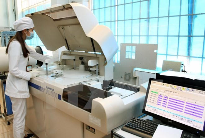 Nhiều thiết bị y tế hiện đại giúp công tác chẩn đoán, khám chữa bệnh chính xác. (Ảnh: TTXVN/Vietnam+)