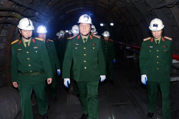 Đại tướng Nguyễn Trọng Nghĩa trực tiếp xuống hầm lò để thăm, kiểm tra công tác bảo đảm an toàn tại các khu kỹ thuật dưới độ sâu 320 mét, của Công ty 35.