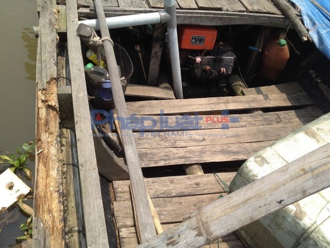 Chiếc thuyền là đầu cơ nghiệp của anh Vũ Quang Anh giờ có dấu hiệu mục ruỗng vì nằm im phơi mưa, phơi nắng từ nhiều tháng nay trên bến. Anh nói thuyền của anh chung với một người nữa mới đóng được hơn 1 năm, tổng giá trị khoảng 30 triệu đồng. Ảnh: Trung Du.