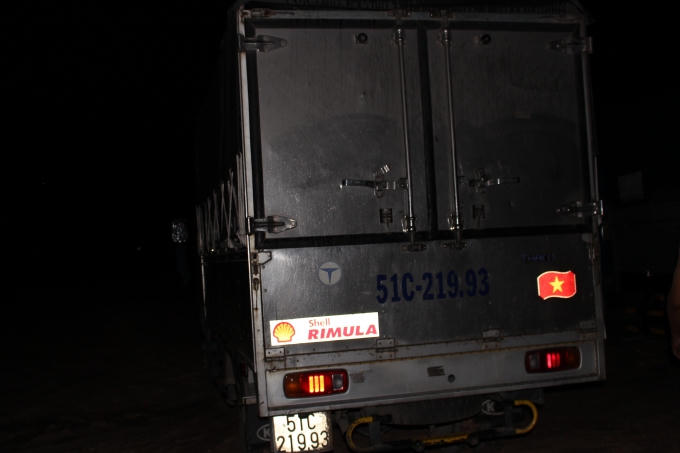 Các xe ô tô tập kết để chuẩn bị nhận hàng chở đi