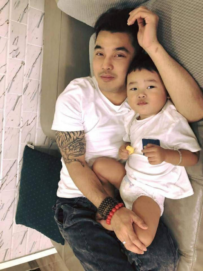 Ưng Hoàng Phúc cùng con trai.