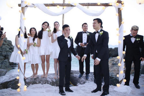 Đám cưới của cặp đôi có sự góp mặt của đông đảo nghệ sĩ trong giới showbiz như Tuyết Lan, Thùy Dương, Kathy Uyên, Trúc Diễm, Lê Thúy,... Trong đó, Trúc Diễm và Tuyết Lan đã rất vui khi đảm nhận vai trò phụ dâu cho hôn lễ.