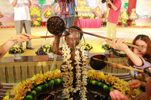 Nhiều người tranh nhau múc nước sau đó dội lia lịa lên người Đức Phật, tạo nên những hình ảnh rất phản cảm, trái với giáo lý nhà Phật cũng như những căn rặn trước đó của Ban tổ chức.