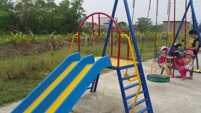 Đằng trước là một cái ao chưa được san lấp và chỉ có hàng lưới B40 ngăn không cho các cháu ra đó chơi.