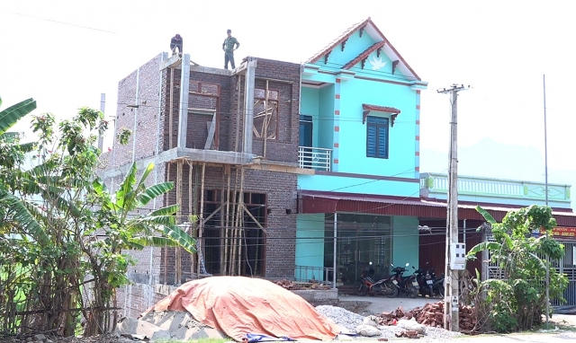 Phù Yên (Sơn La): Hàng loạt công trình xây dựng trái phép trên đất nông nghiệp và hành lang ATGT trên QL37?