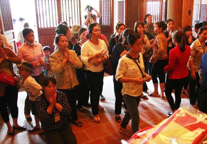 Nhân dân và du khách dâng hương.