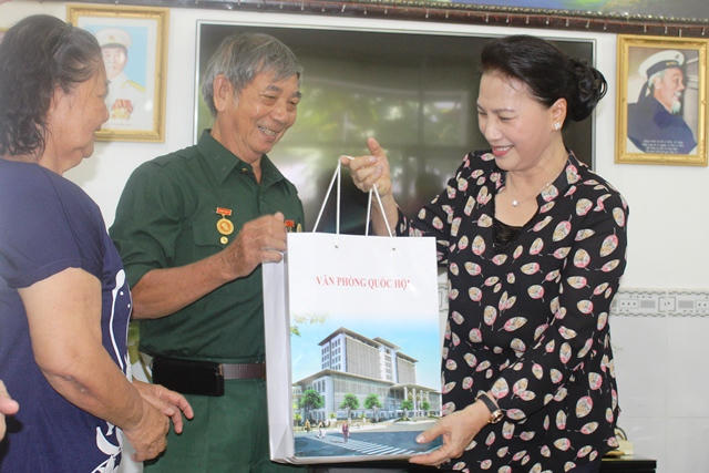 Chủ tịch Quốc hội trao quà cho gia đình chính sách ở phường Hưng Phú, quận Cái Răng.