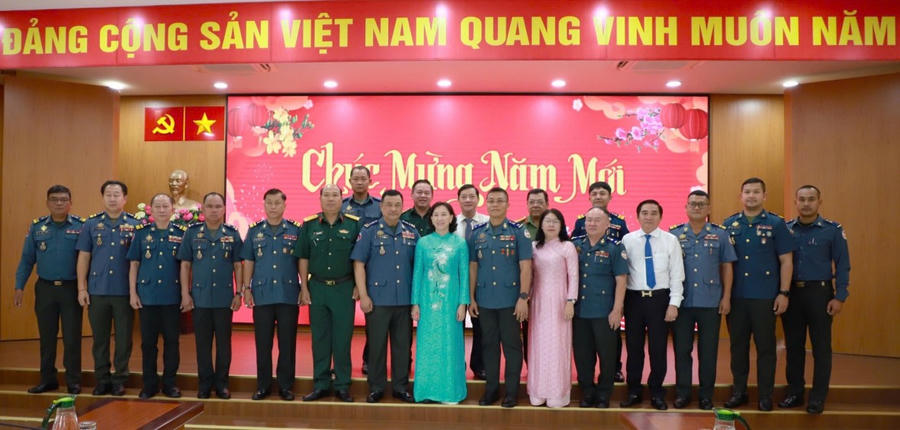 Các đại biểu chụp ảnh lưu niệm​​