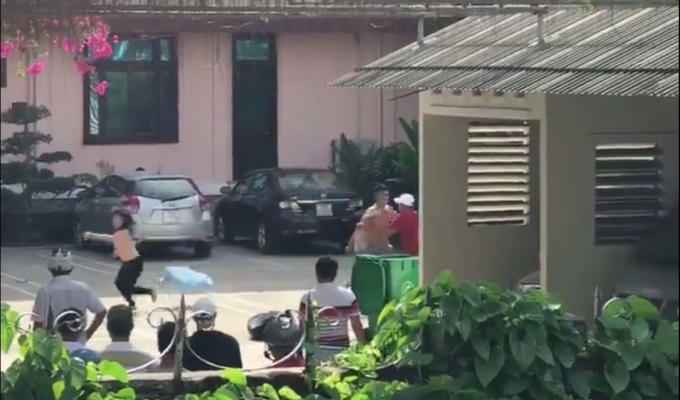 Thời điểm chị P. trút bỏ chiếc áo bỏ chạy thoát khỏi sự khống chế của kẻ "ngáo đá"