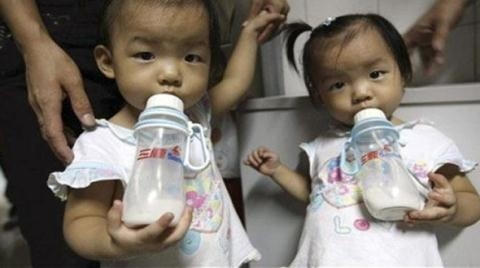Nhiều phụ huynh nước này lo ngại cho con em mình.