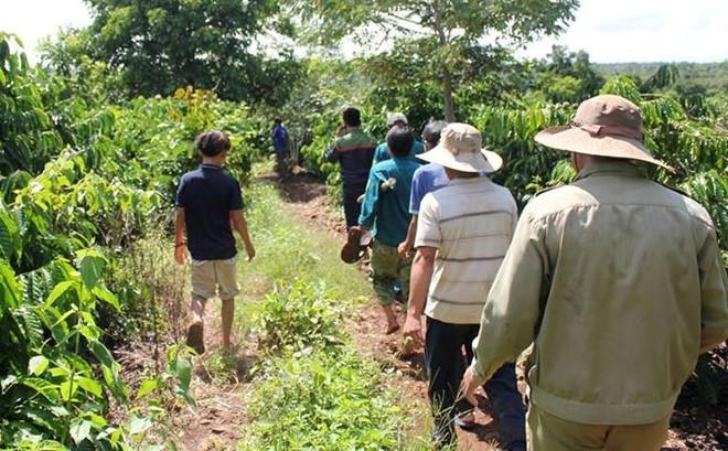 Lực lượng chức năng truy tìm nghi can giết cháu bé 7 tuổi. Ảnh: Zing.vn