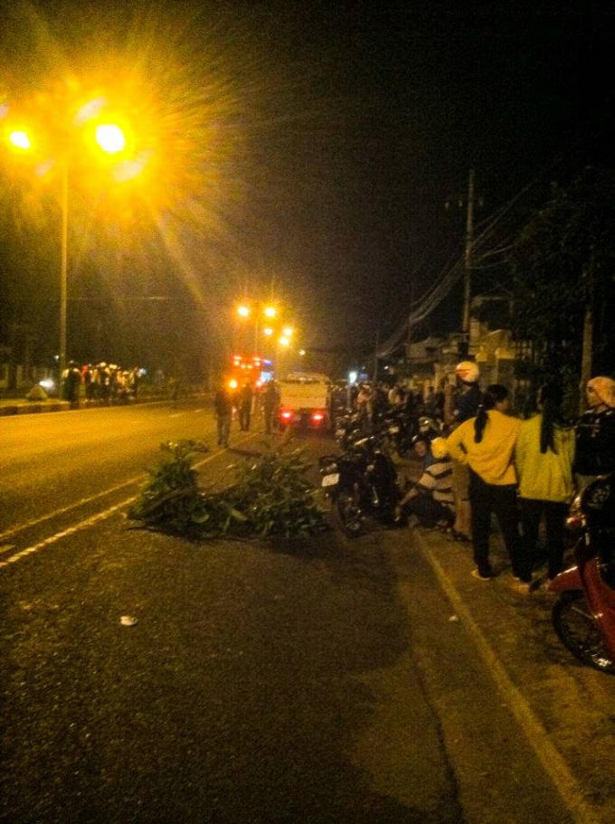 Người dân chứng kiến vụ tai nạn thương tâm. Ảnh: FB DDTN.