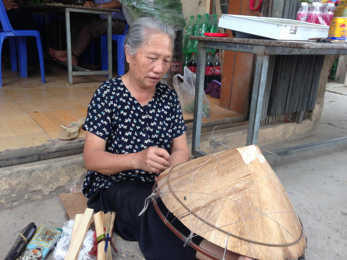 Bà Lê Thị Phương với hơn 50 năm gắn bó với nghề luôn trăn trở về nỗi lo giữ nghề