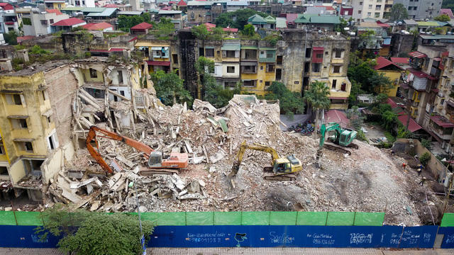 Cách đây ít lâu, một số hộ dân bám trụ khu tập thể đã chấp thuận rời đi,việc giải toả mặt bằng tại dây được nối lại.