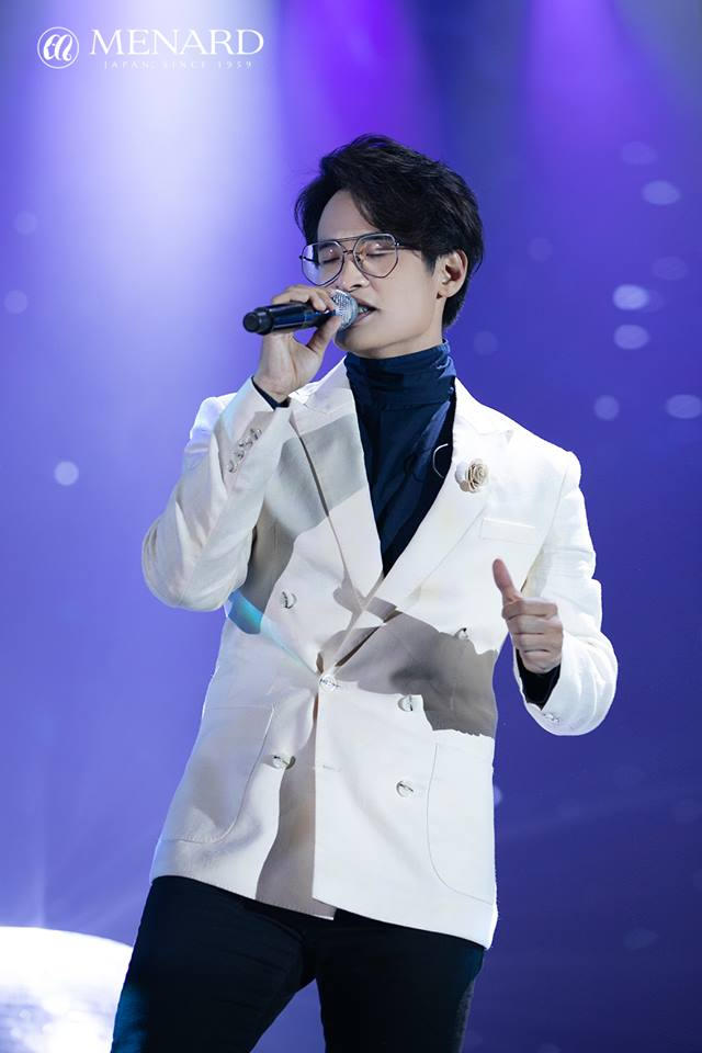 Hà Anh Tuấn trung thành với vest lịch lãm trên các sân khấu âm nhạc.