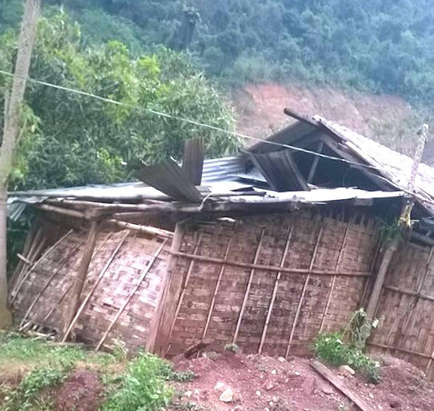 Một nhà dân bị đánh tốc mái tại xã Mỹ Lý.