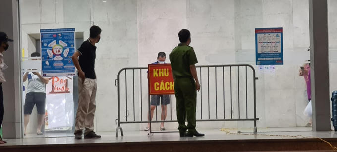 Rào cách ly đã được dựng tại khu chung cư.
