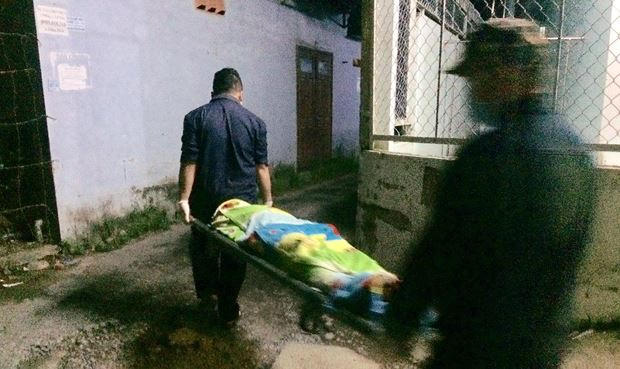 Thi thể nam thanh niên được di chuyển khỏi hiện trường.