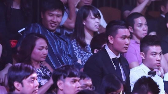 Bạn trai ‘tin đồn’ ngồi chung với mẹ của Hoa hậu Kỳ Duyên (bên trái) trên hàng ghế khán giả.