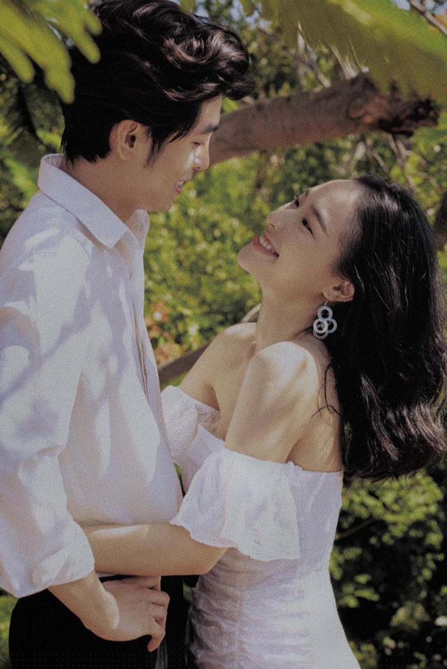 Cảm xúc, ánh mắt như một đôi tình nhân thật sự.