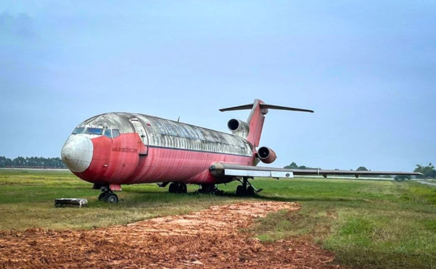 Chiếc Boeing 727-200 thuộc Hãng hàng không Royal Khmer Airlines bị bỏ rơi tại Sân bay quốc tế Nội Bài. Ảnh: CNQ.