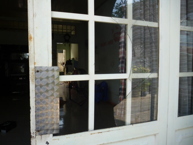 Cửa kính bị nhóm côn đồ ném vỡ.