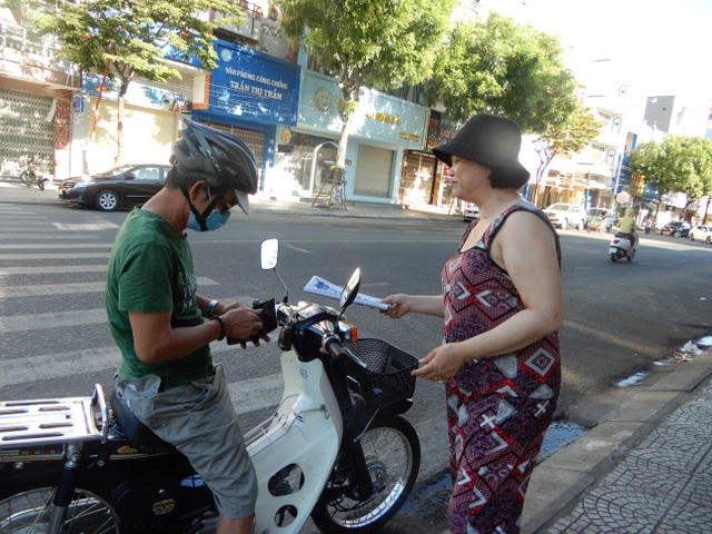 Khách mua báo hầu hết là những người trung niên, người về hưu