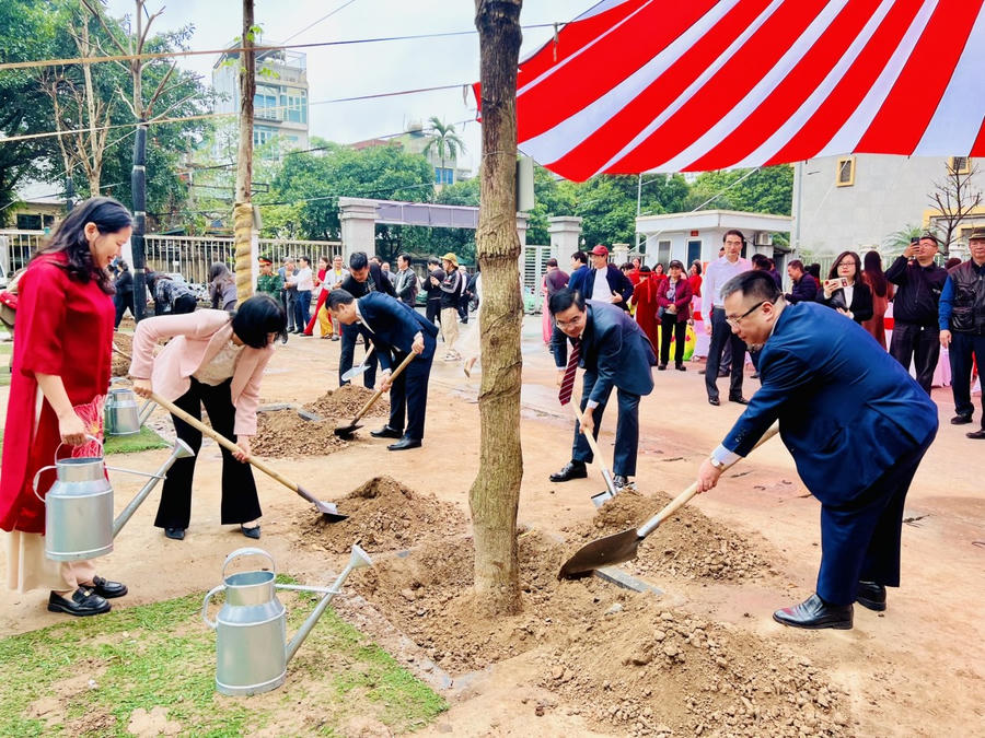 Các đồng chí lãnh đạo phường cùng đại biểu và Nhân dân tham gia trồng cây lưu niệm.