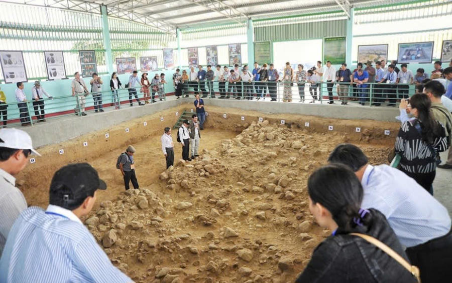 Các hố khai quật tai di tích Rộc Tưng-Gò Đá( thị xã An Khê) được làm mái che để bảo vệ, tạo điều kiện thuận lợi cho khách tham quan. Ảnh: H. C