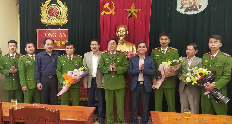 Chủ tịch UBND huyện Thường Xuân trao thưởng cho Ban chuyên án