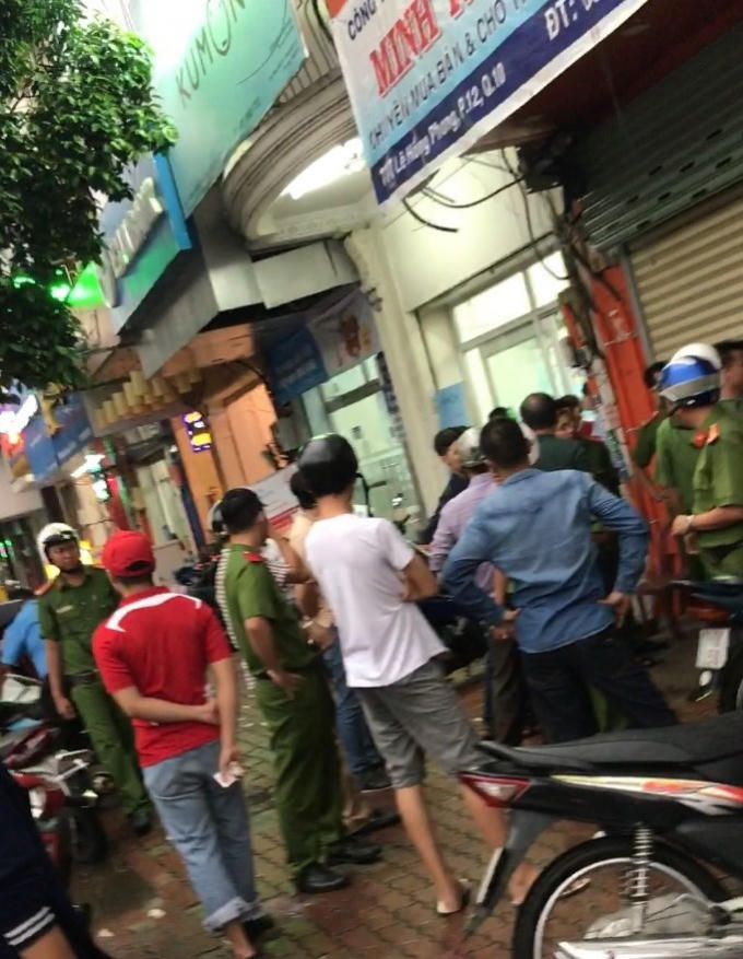 Lực lượng chức năng có mặt rất đông tại hiện trường để giải quyết.
