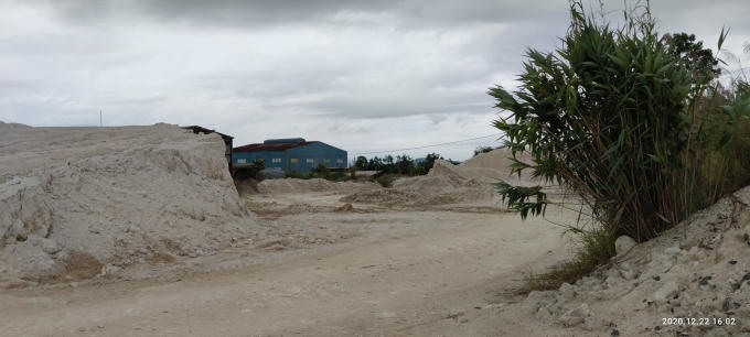 Trong công nghiệp, cao lanh được sử dụng trong nhiều lĩnh vực khác nhau, chẳng hạn như sản xuất đồ gốm sứ, vật liệu chịu lửa, vật liệu mài, sản xuất nhôm, phèn nhôm, đúc, chất độn sơn, cao su, giấy, xi măng trắng.