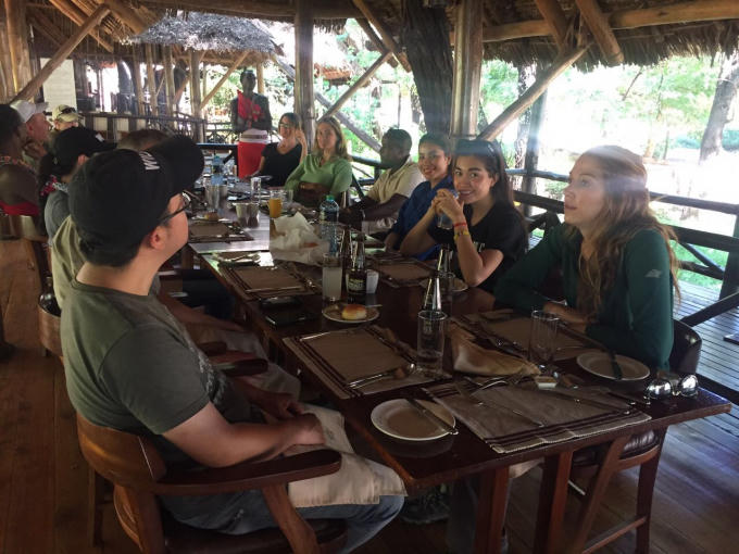 Hai đại sứ thiện chí đến làng Samburu và cũng đã có cơ hội gặp một tổ chức địa phương là Save the Elephants, các chuyên gia của tổ chức này sẽ dẫn Phạm Hương và Lệ Hằng đi xem voi cũng như kể những câu chuyện về voi trong hai ngày tới.