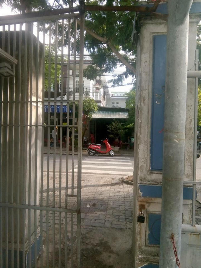 Lối ra vào block B tại đường Dương Lâm bị hàn chặt, chỉ đủ người lọt qua, trong khi xe cộ ra vào không được.
